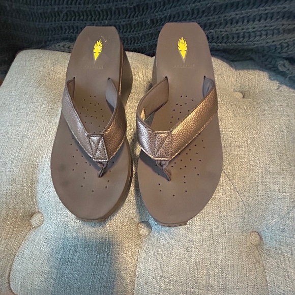 Volatile Bronze Sandels - Picture 1 of 7